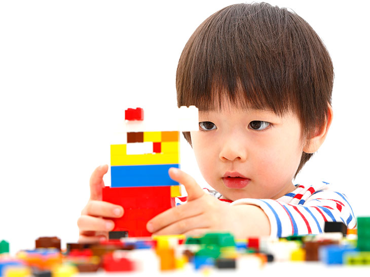 ブロックで遊ぶ男の子