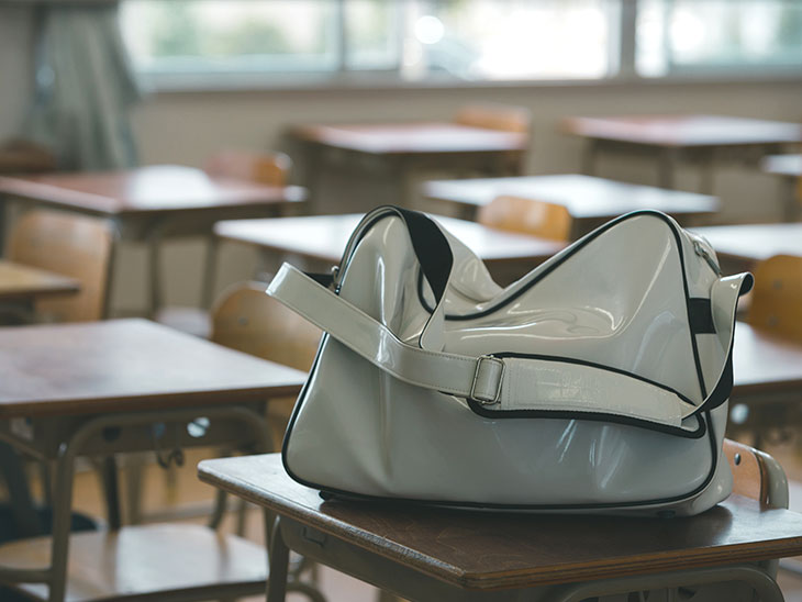 白い通学カバン