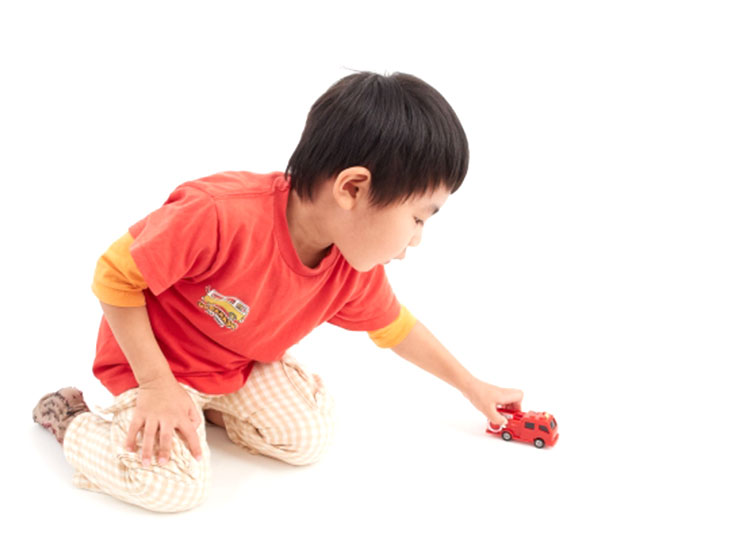 ミニカーで遊ぶ男の子