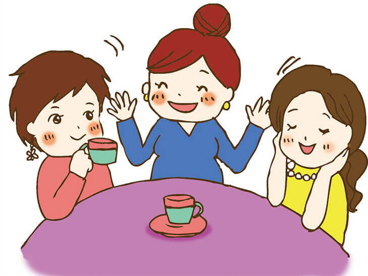 友達とお喋りする妊婦