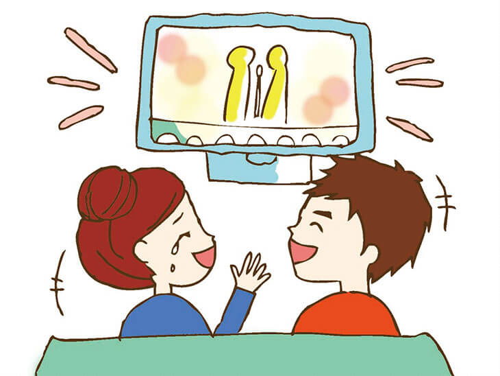 旦那さんと面白いテレビを一緒に見て沢山笑う妊婦