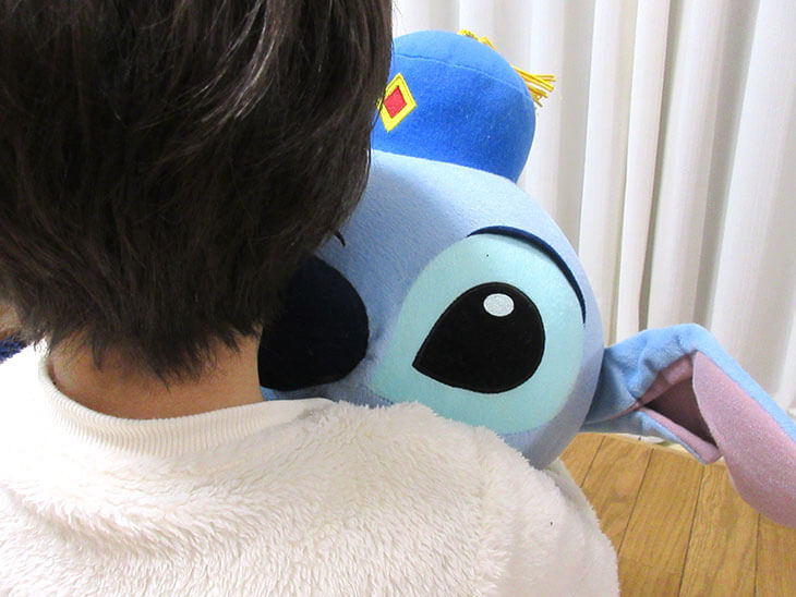 ぬいぐるみを抱きしめる子供