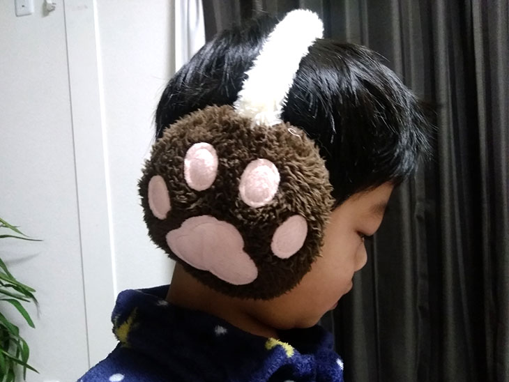 イヤーマフをしている幼児