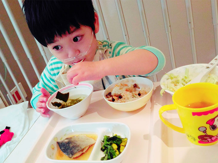 食事中の幼児