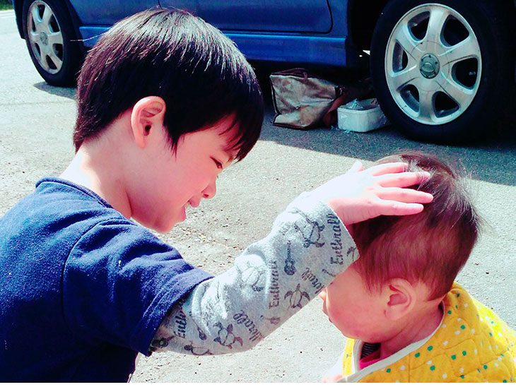 子どもの頭を撫でている