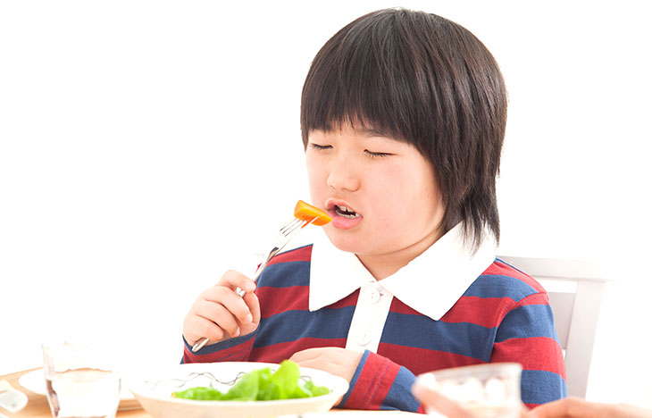 ニンジンを食べる子供