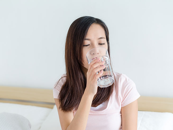 水を飲む女性