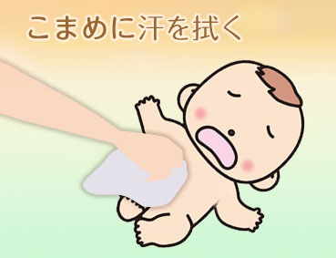 赤ちゃんの体を拭く母親の手