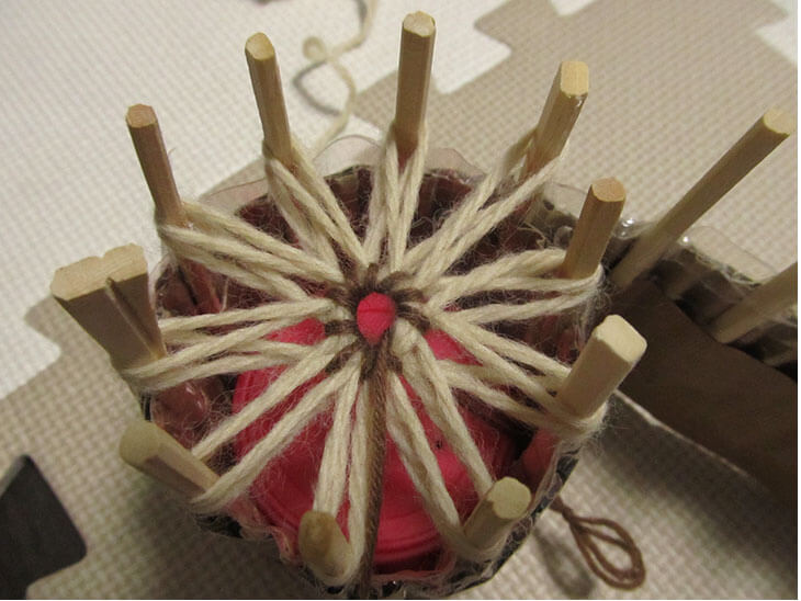 茶色の花芯を編んだ花のリリアン編み