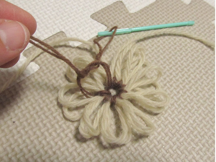 リリアン編み機から外して花芯の毛糸を結ぶ様子
