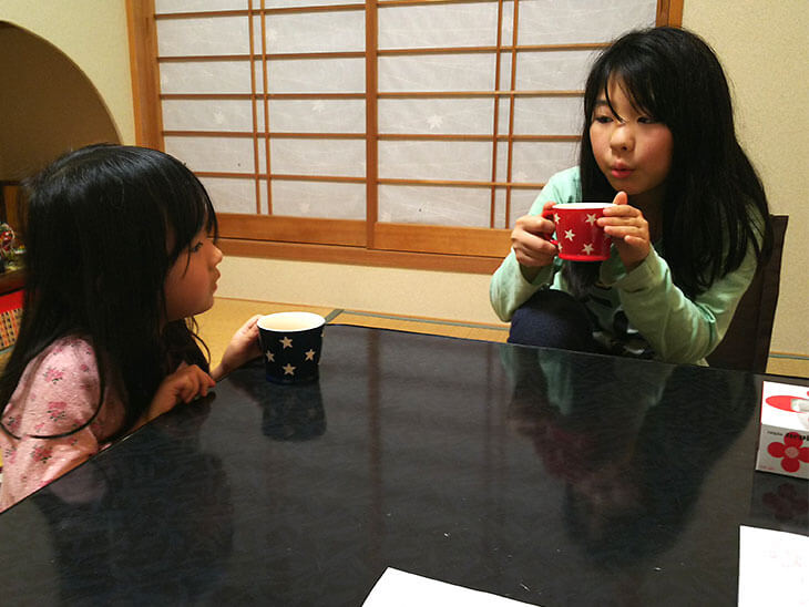 ノンアルコーの卵酒を飲む子供