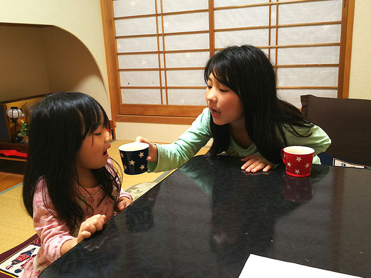 妹にノンアルコーの卵酒を飲ませる姉
