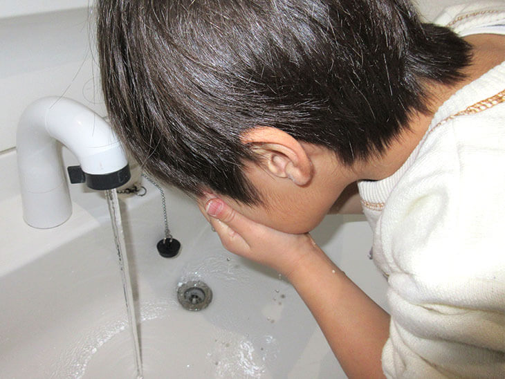 顔を洗う子供