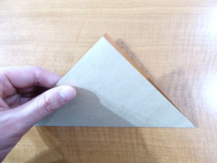 三角に折った折り紙