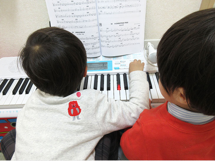 電子ピアノを弾く子供