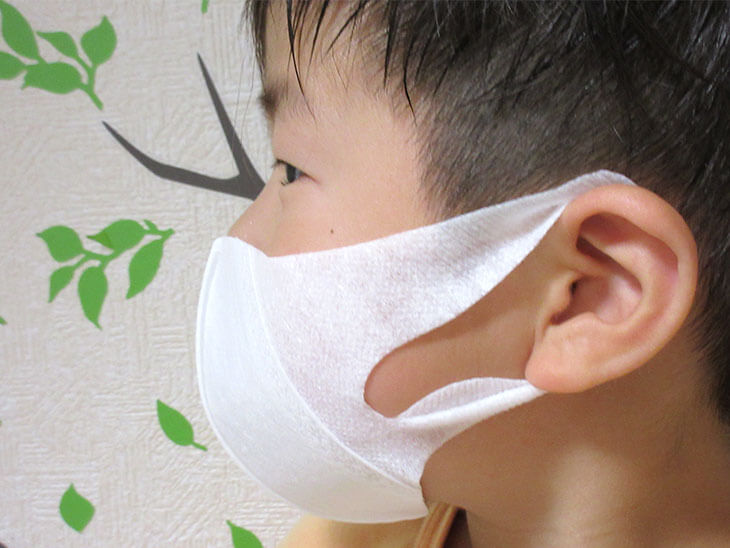 立体マスクでエチケットを守る子供