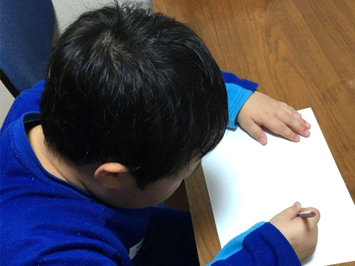 字を書く発達障害児