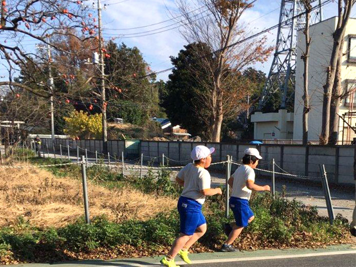 小学校の授業で走る発達障害児