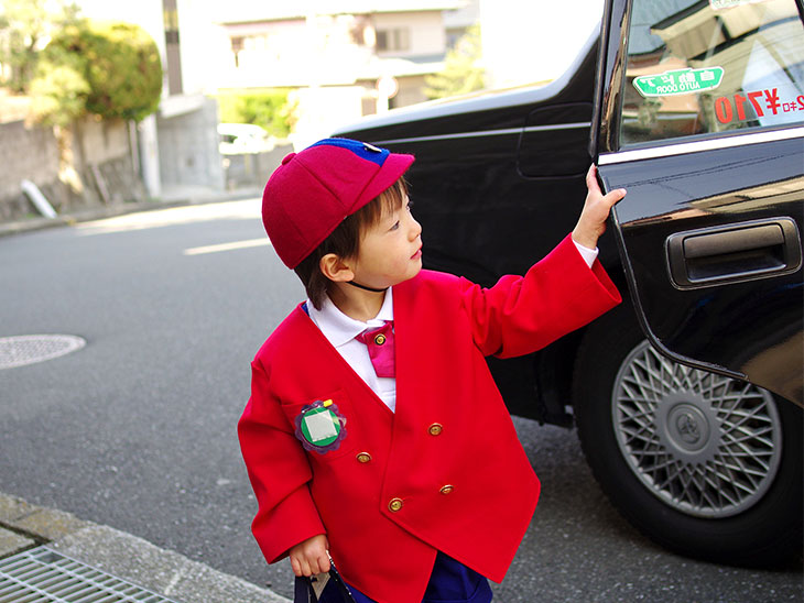 タクシーに乗る男の子