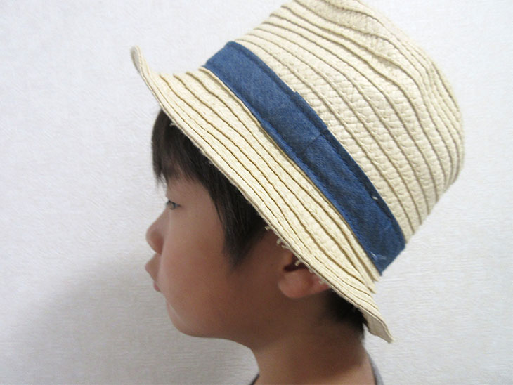 麦わら帽子をかぶった子供の横顔
