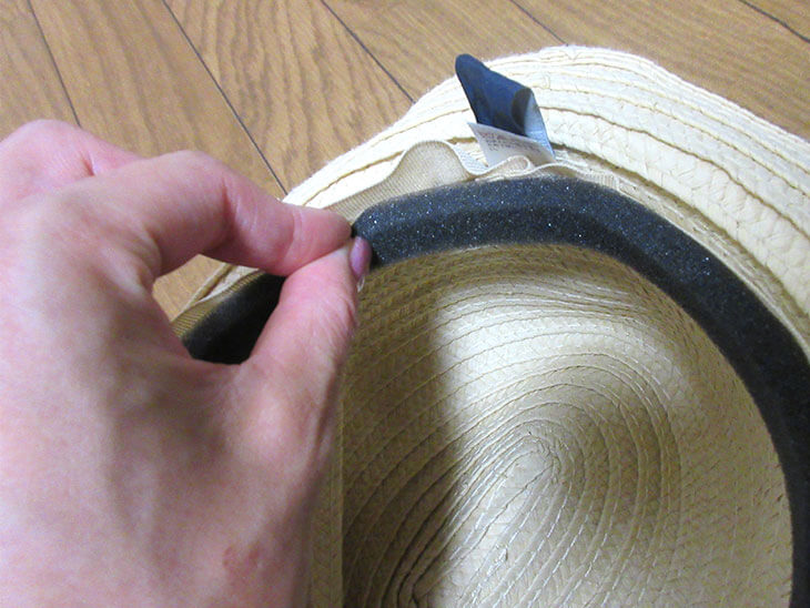 子供の帽子のサイズを100均のすきまテープで調整する様子