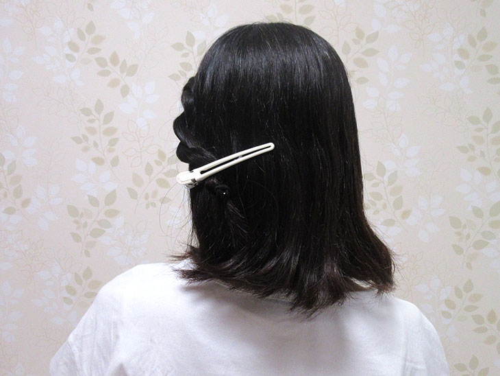 右サイドの髪をツイストして留めた様子