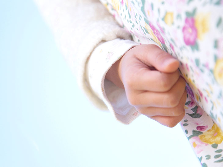 女の子の手