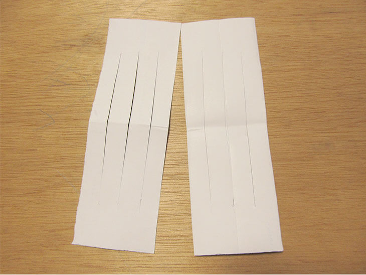 切れ込みのある2枚の折り紙