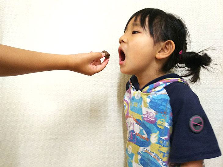 チョコレートを食べようとする幼児
