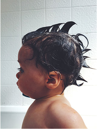 シャンプーの泡でヘアアレンジした赤ちゃんの横顔