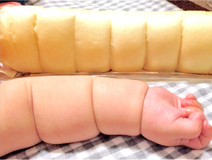 赤ちゃんのムチムチな腕とちぎりパン