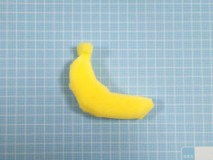 バナナの形にカットしたスポンジ