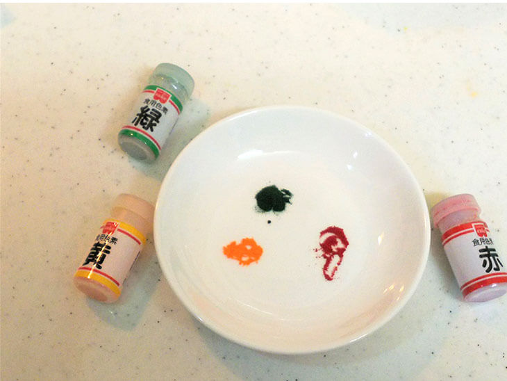 合成着色料を使った食用色素の写真