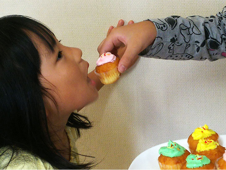 合成着色料を使ったお菓子を食べる子供