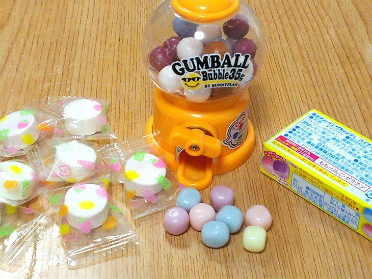 着色料を使った市販の菓子