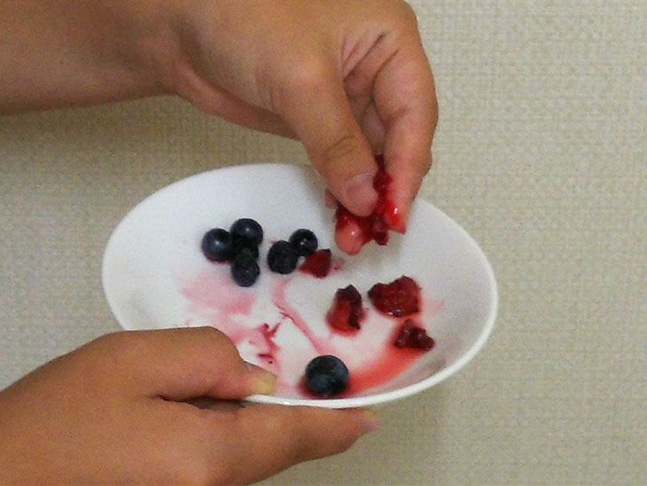 天然色素で赤いベリー類と果汁