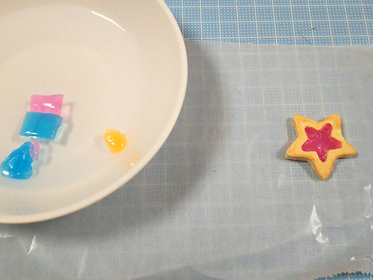 お湯で柔らかくしてクッキーにしたプラスチック粘土