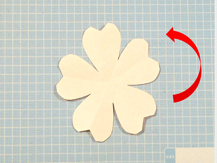 折り紙の桜の花びらの作り方の工程1