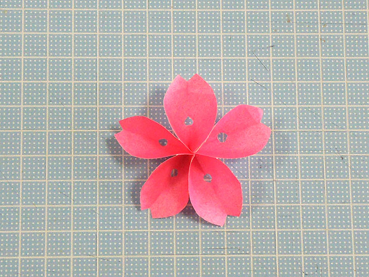 立体的な折り紙の桜の作り方の工程3