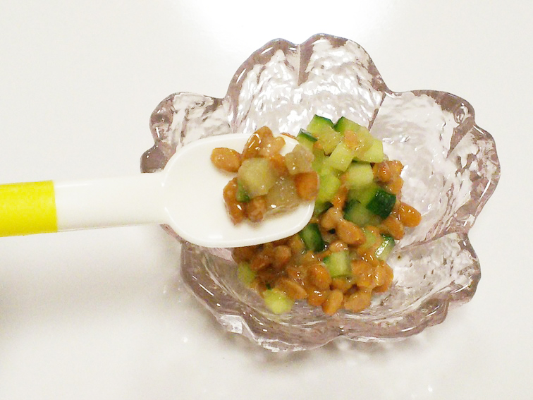 離乳食完了期のおすすめナスレシピ「ナスときゅうりの納豆和え」の完成品