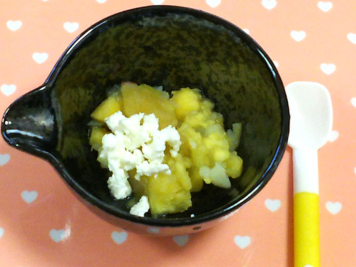 離乳食中期のおすすめチーズレシピ「サツマイモのカッテージチーズ和え」の完成品