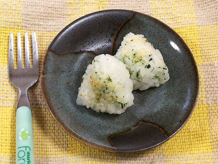 離乳食完了期のおすすめチーズレシピ「磯風味の焼きチーズおにぎり」の完成品