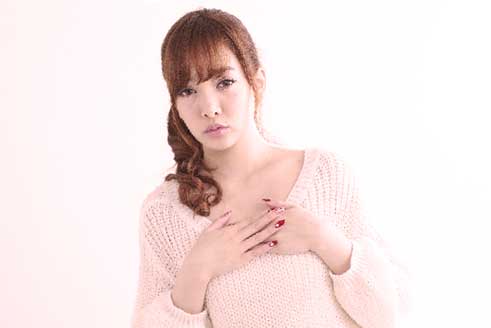 手を胸にあてている女の人
