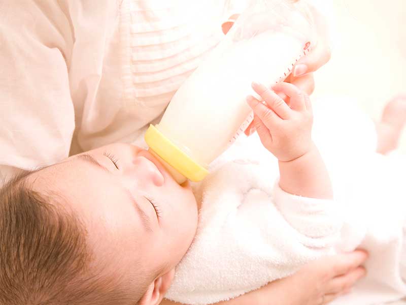 ミルクを飲む赤ちゃん