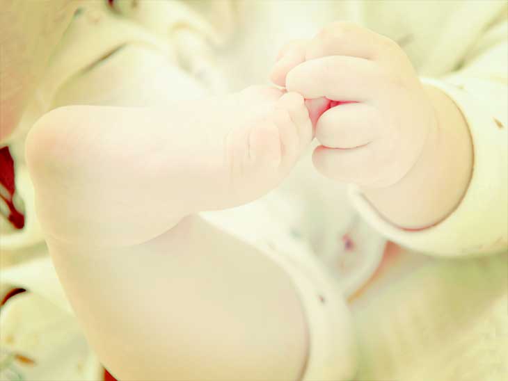 足の裏を触っている赤ちゃん