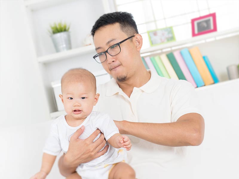 赤ちゃんの世話をしている男性