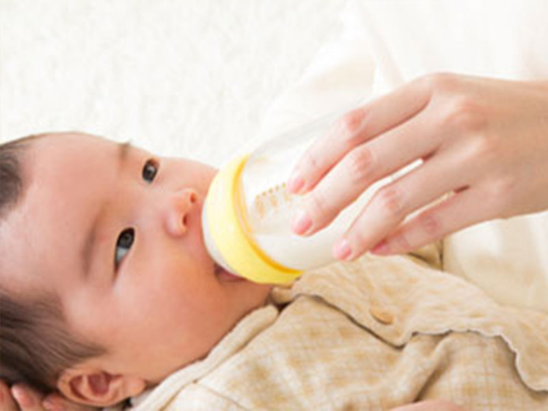 哺乳瓶からミルクを飲んでいる赤ちゃん