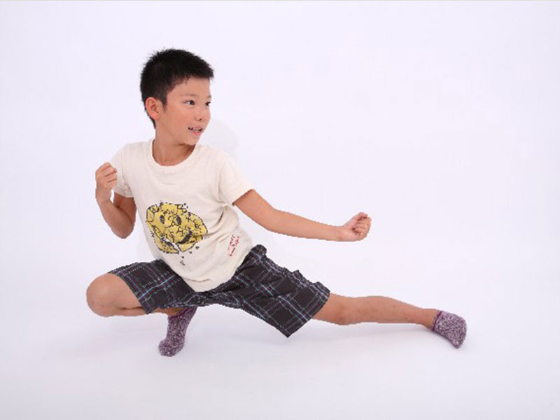 半ズボンと半袖を着てる男の子