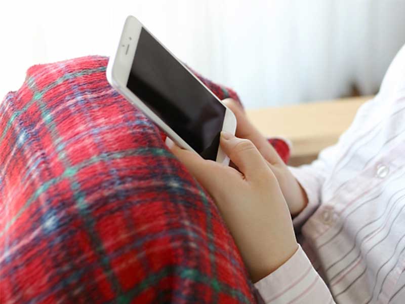 スマホを持つ女性の手