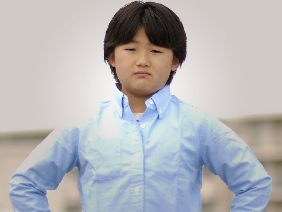仁王立ちの子供